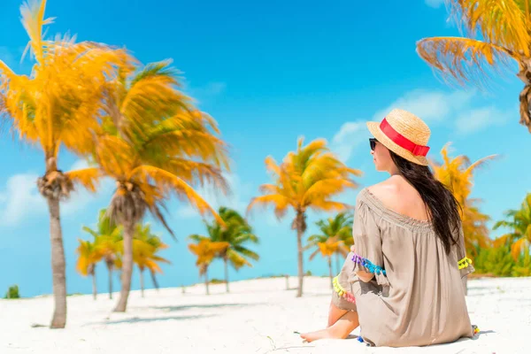 Joven hermosa chica acostada en la nieve blanca playa tropical — Foto de Stock