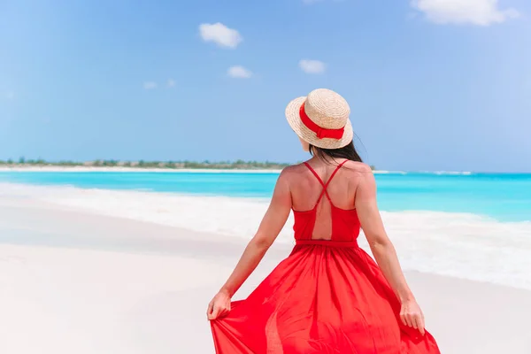 Chica joven en hermoso vestido rojo fondo el mar —  Fotos de Stock