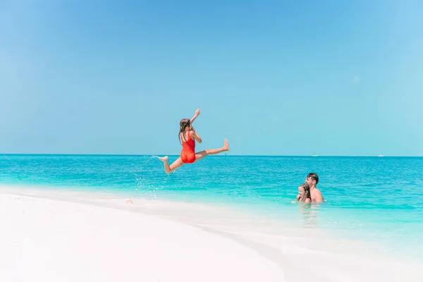 Niña y papá feliz divirtiéndose durante las vacaciones en la playa —  Fotos de Stock