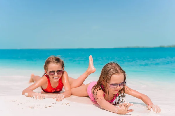 Duas meninas felizes se divertem muito na praia tropical jogando juntas — Fotografia de Stock