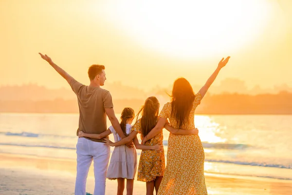 Joven familia de vacaciones tienen un montón de diversión — Foto de Stock