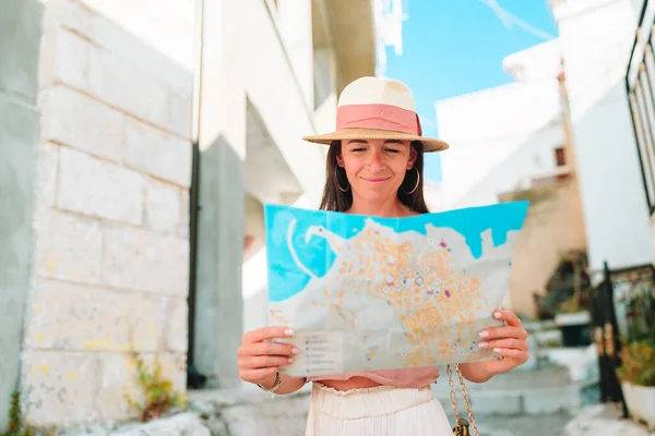 Chica turística con un mapa de la ciudad al aire libre — Foto de Stock