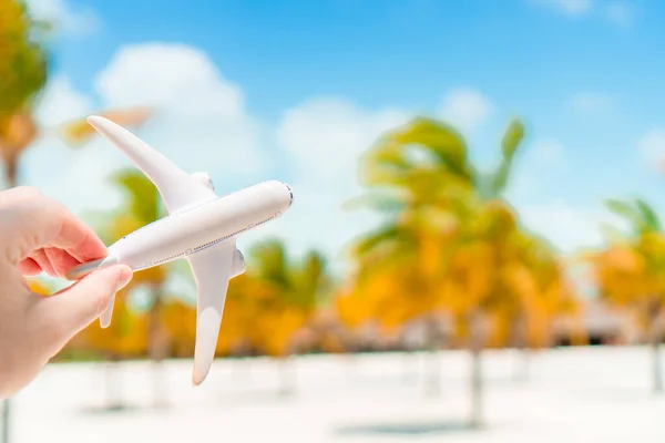 Little white toy airplane on background of turquoise sea — Stock Photo, Image