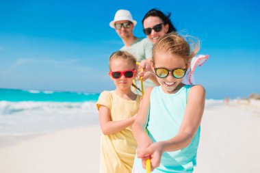 Genç aile tatilde çok eğleniyor.