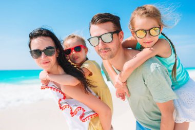 Genç aile tatilde çok eğleniyor.