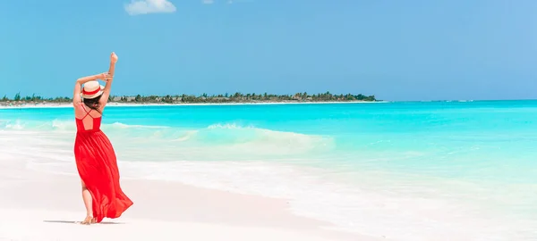 Giovane ragazza in bellissimo vestito rosso sfondo il mare — Foto Stock