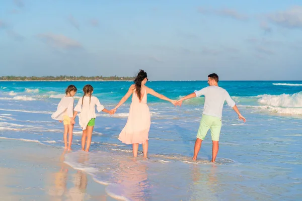 Giovane famiglia in vacanza hanno un sacco di divertimento — Foto Stock