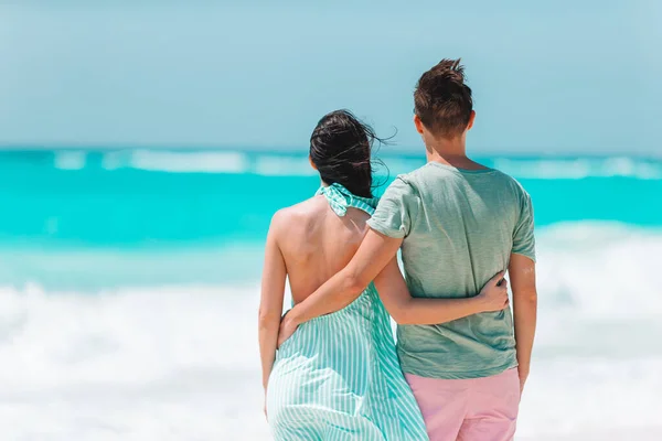 Jeune couple sur la plage de sable blanc pendant les vacances d'été. — Photo