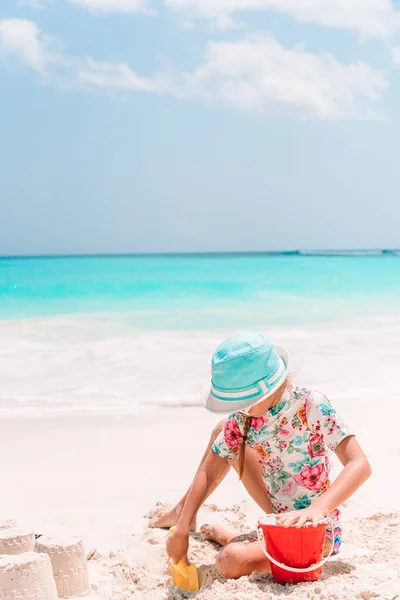 Retrato de niña adorable en la playa durante las vacaciones de verano —  Fotos de Stock