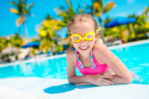 Красивая маленькая девочка плавает в открытом бассейне — стоковое фото