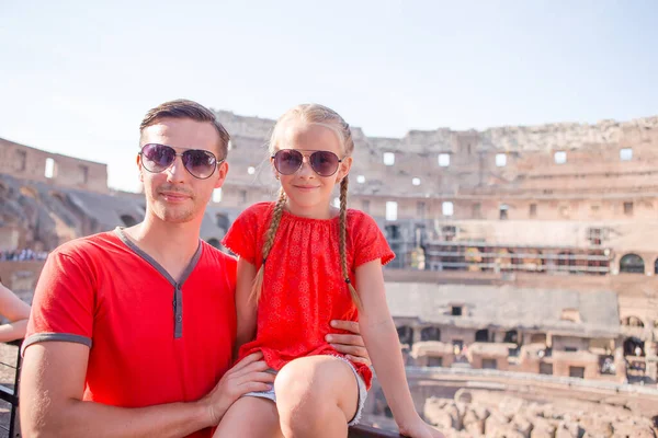 Portrait de famille dans des lieux célèbres en Europe — Photo