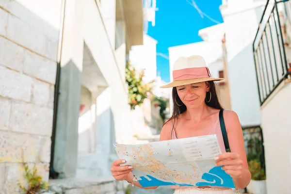 Chica turística con un mapa de la ciudad al aire libre — Foto de Stock