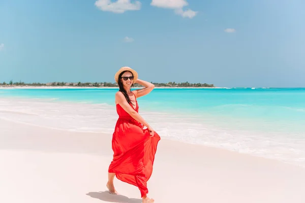 Genç kız güzel kırmızı elbise arka planda deniz — Stok fotoğraf