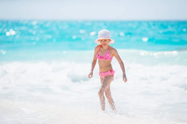 Αξιολάτρευτο ενεργό κοριτσάκι στην παραλία κατά τη διάρκεια των καλοκαιρινών διακοπών — Φωτογραφία Αρχείου
