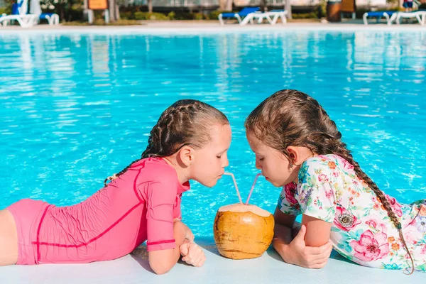 愛らしい女の子遊びますで屋外スイミングプールで休暇 — ストック写真