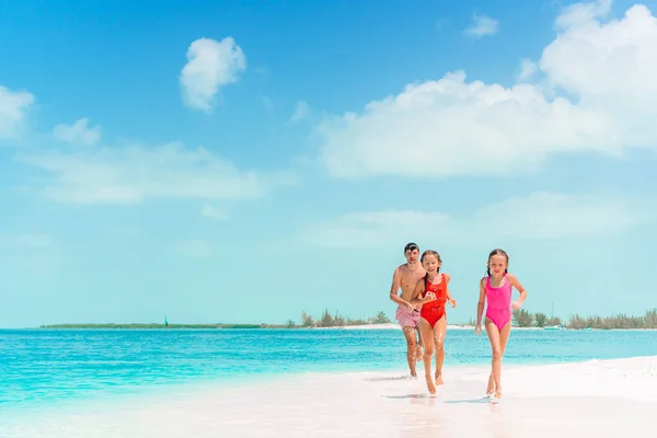 Família bonita feliz em umas férias de praia tropicais — Fotografia de Stock