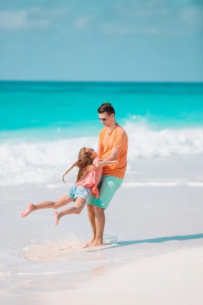 Happy father and his adorable little daughter at tropical beach walking together — Stock Photo, Image