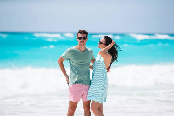 Fiatal pár a fehér tengerparton a nyári vakáció alatt. — Stock Fotó