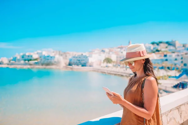 Adorable chica en la ciudad europea al aire libre en Peschici —  Fotos de Stock