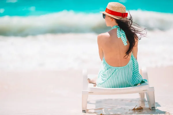 Mujer joven disfrutando del sol tomando el sol por el perfecto océano turquesa — Foto de Stock