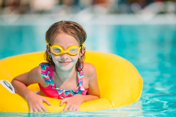 Urocza dziewczynka pływająca na odkrytym basenie — Zdjęcie stockowe