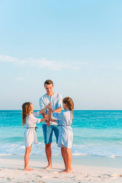 Feliz hermosa familia en unas vacaciones en la playa tropical — Foto de Stock