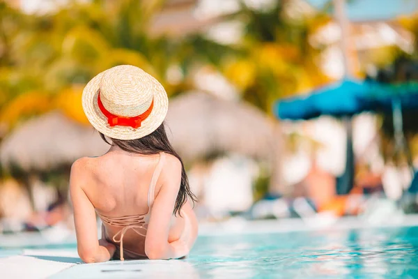 Bela jovem mulher relaxante na piscina. — Fotografia de Stock