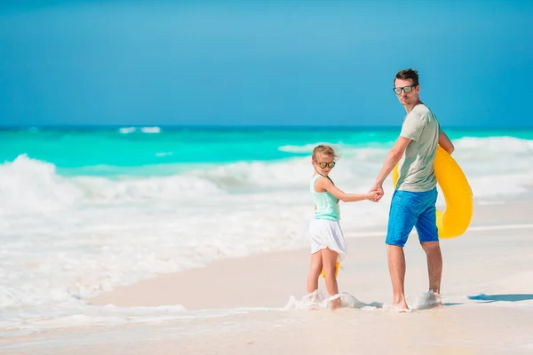 Liten flicka och glad pappa har roligt under stranden semester — Stockfoto