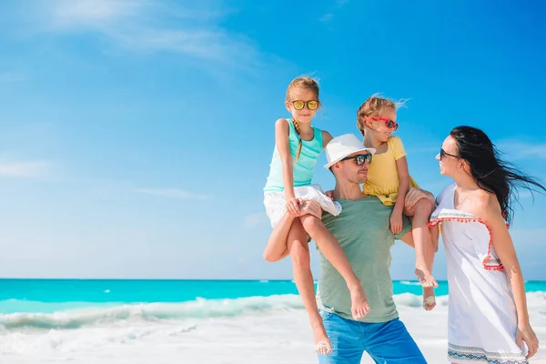 Junge Familie im Urlaub hat viel Spaß — Stockfoto