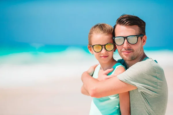 Ragazzina e papà felice si divertono durante le vacanze al mare — Foto Stock
