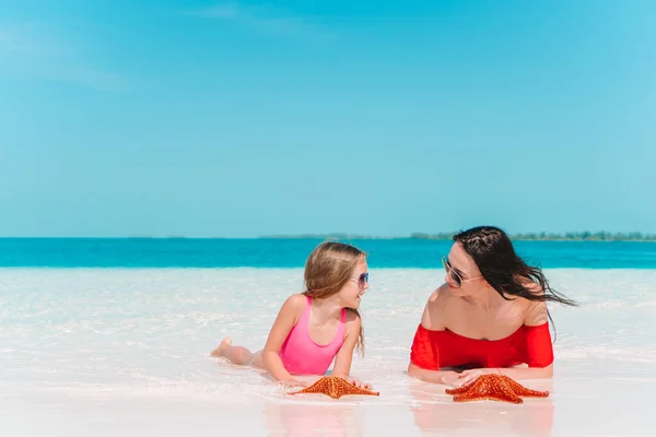 Krásná matka a dcera na pláži — Stock fotografie