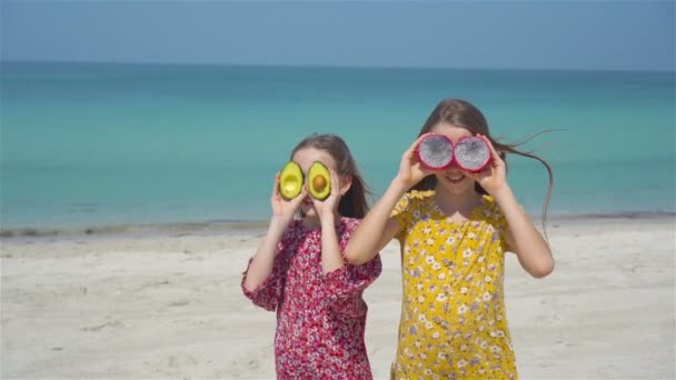 Cute little girls na plaży podczas wakacji letnich — Wideo stockowe