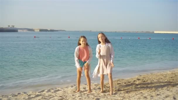I bambini si divertono molto alla spiaggia tropicale giocando insieme — Video Stock