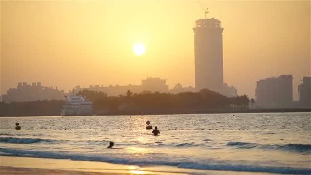 Geweldige prachtige zonsondergang op Jumeirah Openbaar strand in Dubai, Verenigde Arabische Emiraten — Stockvideo