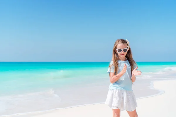 Adorable niña se divierten en la playa tropical durante las vacaciones —  Fotos de Stock