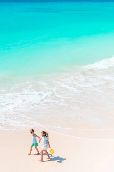 Adorables niñas tienen un montón de diversión en la playa. —  Fotos de Stock