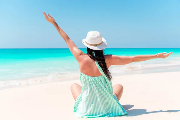 Frau liegt am Strand und genießt den Sommerurlaub mit Blick aufs Meer — Stockfoto