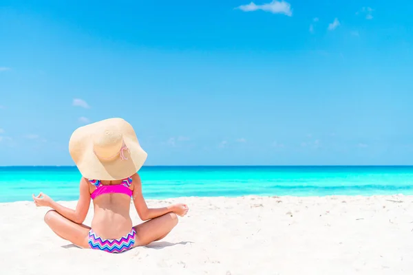 Adorable niña se divierten en la playa tropical durante las vacaciones — Foto de Stock