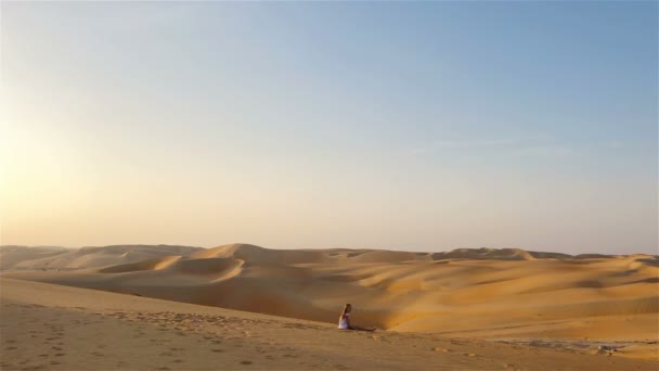 Lány között dűnék Rub al-Khali sivatag Egyesült Arab Emírségek — Stock videók