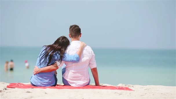 夏休みの間に白いビーチの 2 つの若い家族 — ストック動画