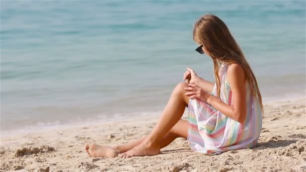 可爱的小女孩在热带海滩度假时很开心 — 图库视频影像