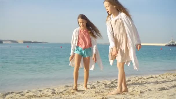 Crianças se divertem na praia tropical brincando juntas — Vídeo de Stock