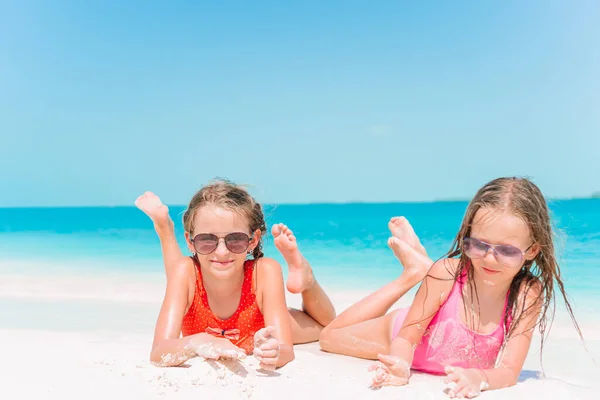 Чарівні маленькі дівчата отримують багато задоволення на пляжі . — стокове фото