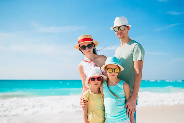 Tropik bir sahil tatilinde mutlu ve güzel bir aile. — Stok fotoğraf