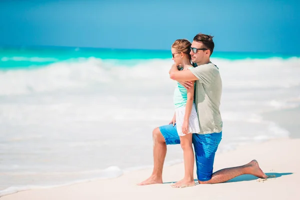 Little girl and happy dad having fun during beach vacation — Stock Photo, Image