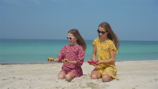 Los niños se divierten mucho en la playa tropical jugando juntos — Vídeo de stock