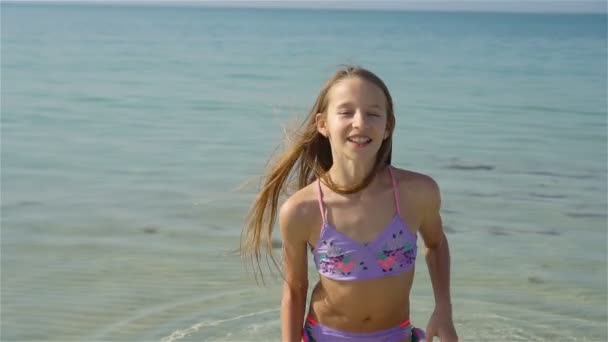 Adorable niña feliz divertirse en vacaciones en la playa — Vídeo de stock