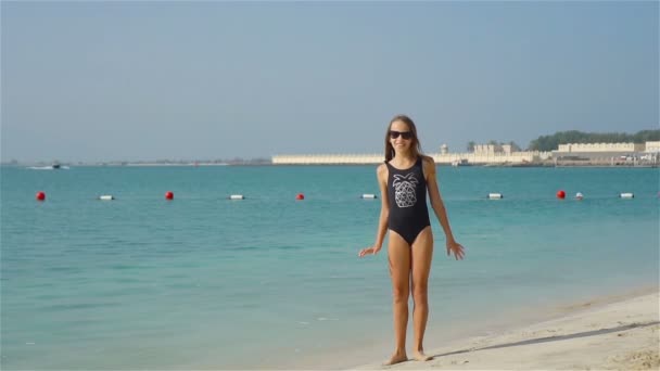 Adorável menina feliz se divertir em férias na praia — Vídeo de Stock