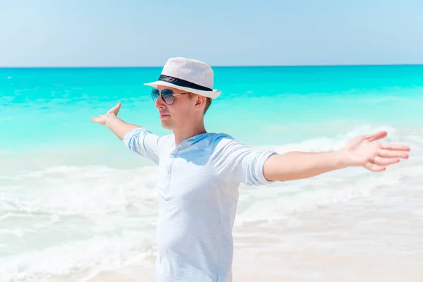 Hombre joven en la playa tropical blanca — Foto de Stock