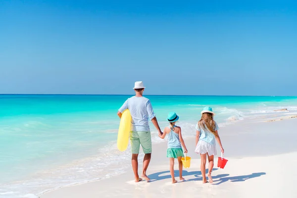 Feliz hermosa familia en unas vacaciones en la playa tropical — Foto de Stock